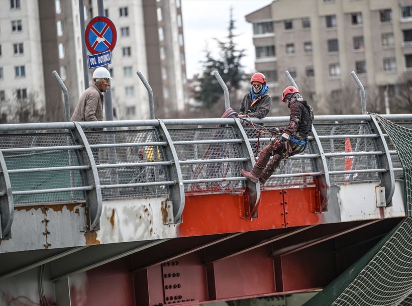 Köprülerin bakım-onarımını yapıyorlar! Dağcıların 50 metre yükseklikte zorlu mesaisi görüntülendi - Resim: 34