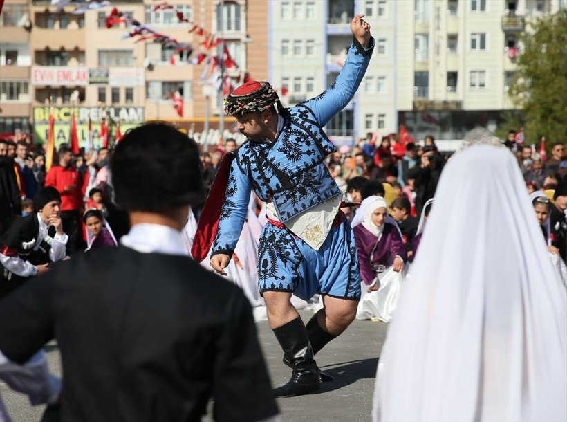 Türkiye iliklerine kadar Cumhuriyet'i kutluyor! Nereye baksan kırmızı-beyaz! 🤍❤️Meydanlarda 7'den 70'e 100. yıl coşkusu - Resim: 193
