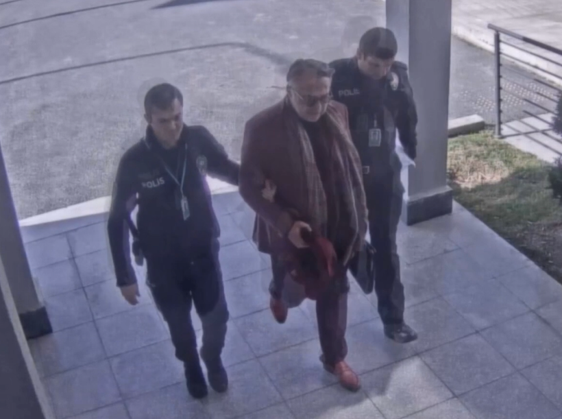Modacı Barbaros Şansal, İstanbul'da "devletin askeri ve emniyet teşkilatını alenen aşağılama" suçundan gözaltına alındı - Resim: 5