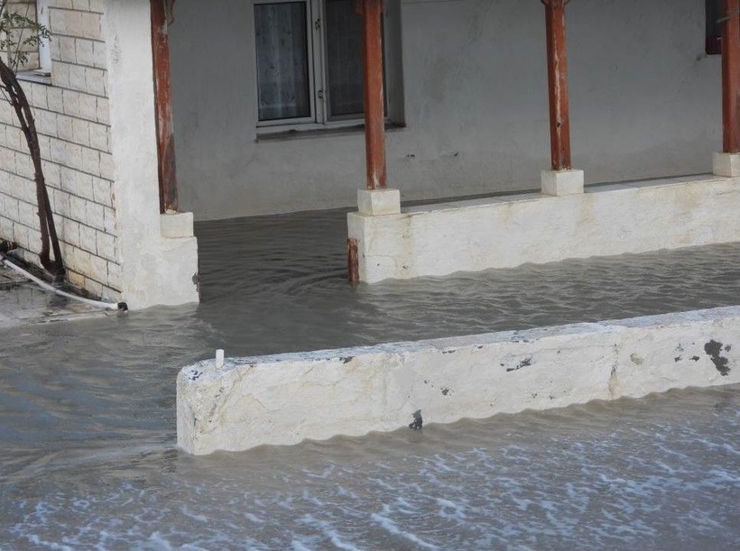 Hatay’da deniz taştı! iş yerleri ve caddeler su altında kaldı - Resim: 17