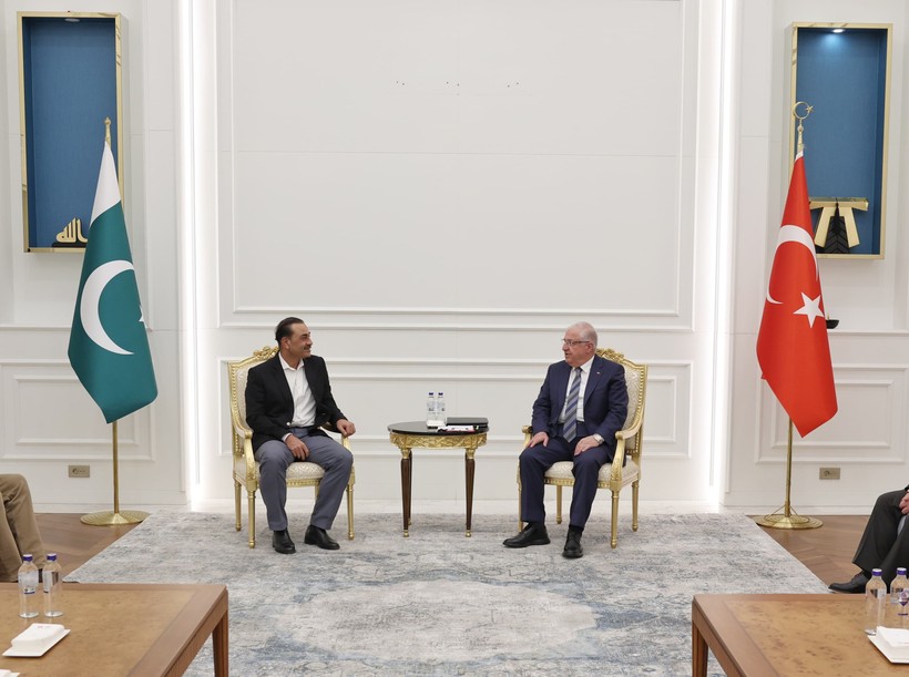 Bakan Güler, Pakistan Başbakanını havalimanında törenle karşıladı - Resim : 3