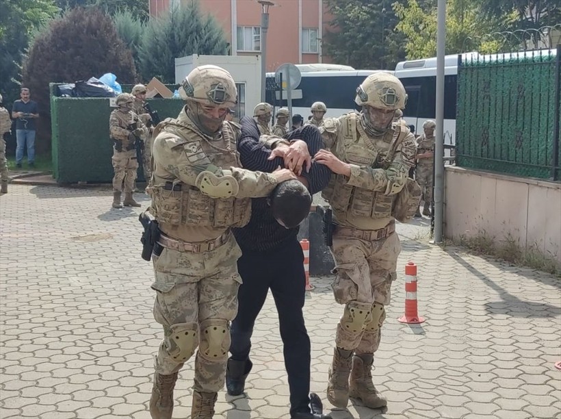 Terkinler çetesi hesap verecek! Adliyeye getirilen üyeler tepkili! Önce ayakkabısını fırlattı, sonra 'Reklam yaptınız bizi' dedi - Resim: 2