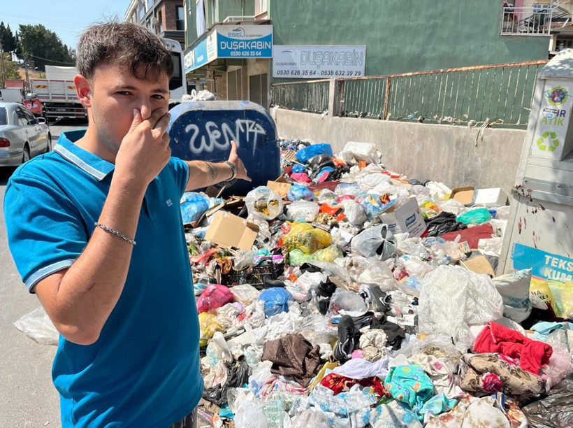 İzmir'de çöp krizi sinek istilasına dönüştü, şehir dört koldan ilaçlanıyor - Resim: 1