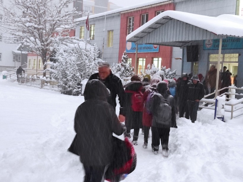 Van'da yaşanan yoğun kar yağışı hayatı olumsuz etkiledi! 3 ilçede okullar tatil edildi - Resim: 2