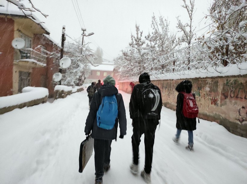 Van'da yaşanan yoğun kar yağışı hayatı olumsuz etkiledi! 3 ilçede okullar tatil edildi - Resim: 7