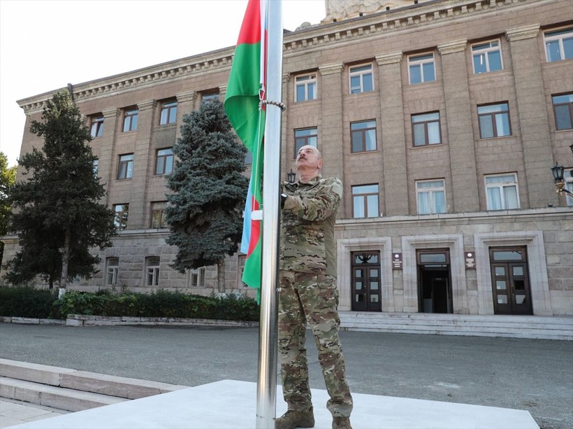İlham Aliyev, işgalcilerin başkent olarak gördüğü Hankendi'de Azerbaycan bayrağını göndere çekti - Resim: 8