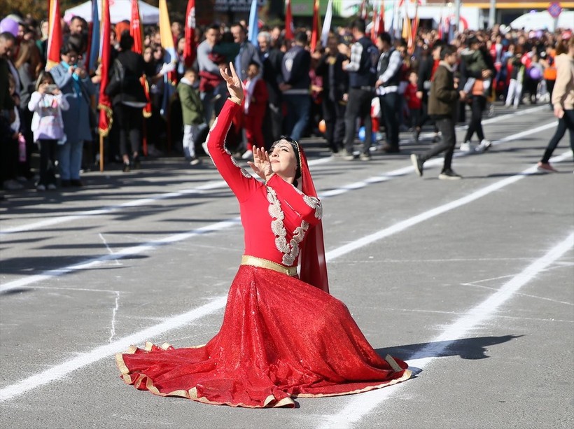 Türkiye iliklerine kadar Cumhuriyet'i kutluyor! Nereye baksan kırmızı-beyaz! 🤍❤️Meydanlarda 7'den 70'e 100. yıl coşkusu - Resim: 194