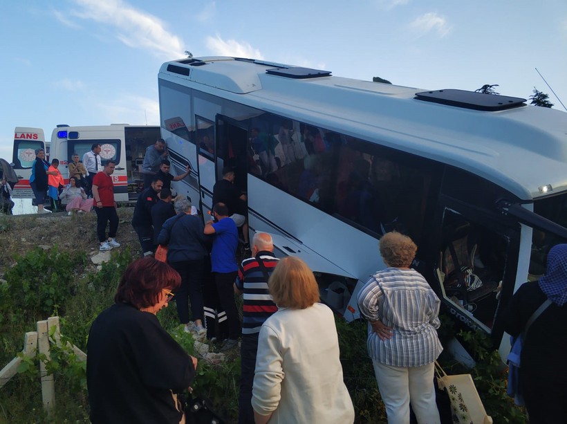 Isparta'da yolcu otobüsü ile tur midibüsü çarpıştı: 28 yaralı var - Resim : 1