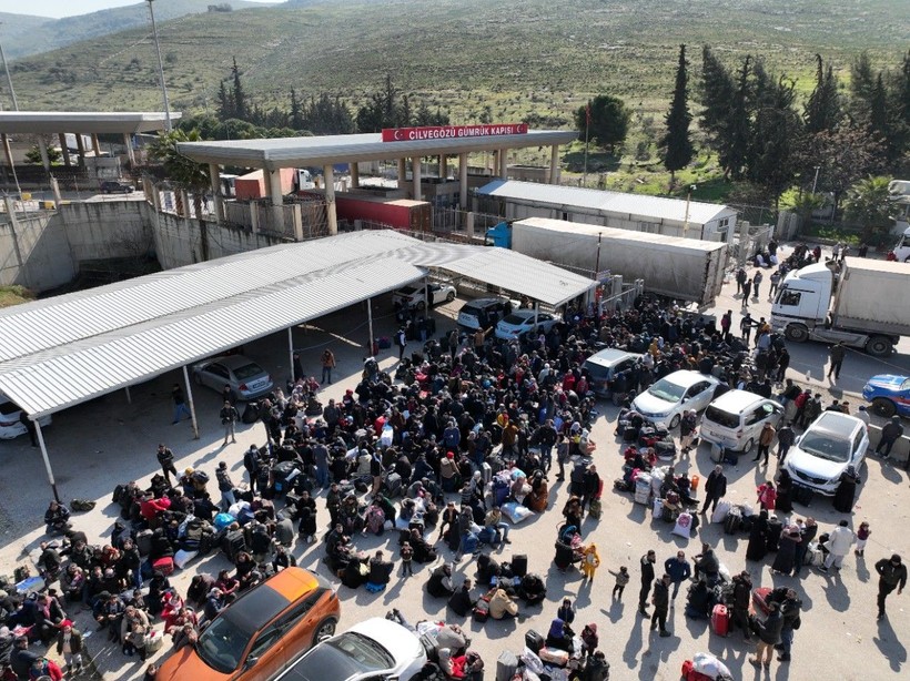 Suriyeliler depremden etkilenen yakınları için memleketlerine gitmeye başladı - Resim: 2