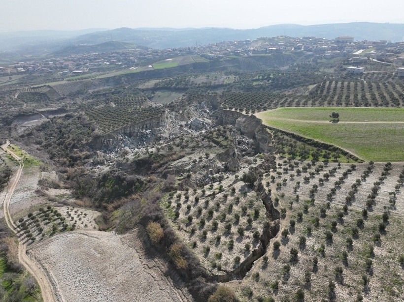 Hatay’daki 500 metrelik dev yarık uzaydan gözüküyor - Resim: 11