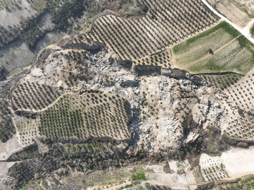 Hatay’daki 500 metrelik dev yarık uzaydan gözüküyor - Resim: 13