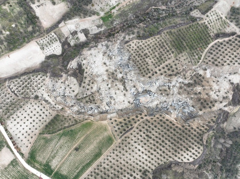 Hatay’daki 500 metrelik dev yarık uzaydan gözüküyor - Resim: 8