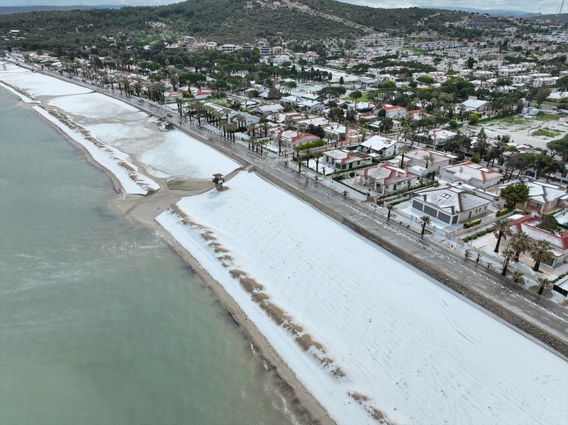İzmir'in Çeşme ilçesinde Nisan ayında şaşırtan görüntü: Dolunun etkili olduğu yerde plajlar beyaza büründü - Resim: 35