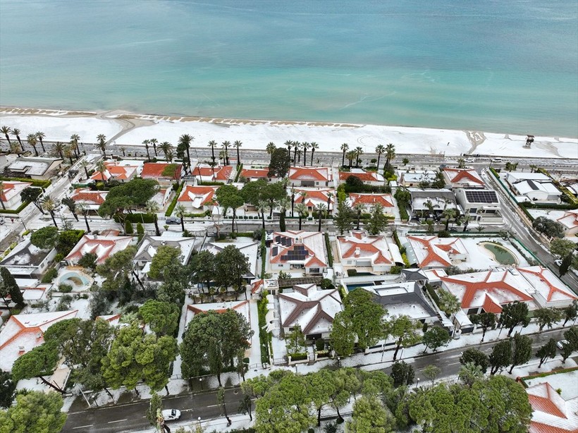 İzmir'in Çeşme ilçesinde Nisan ayında şaşırtan görüntü: Dolunun etkili olduğu yerde plajlar beyaza büründü - Resim: 36