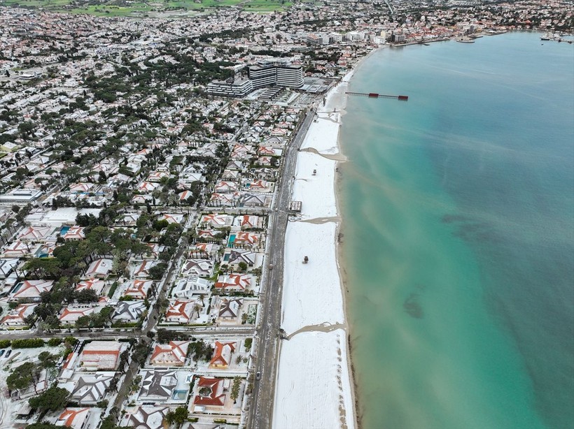 İzmir'in Çeşme ilçesinde Nisan ayında şaşırtan görüntü: Dolunun etkili olduğu yerde plajlar beyaza büründü - Resim: 38