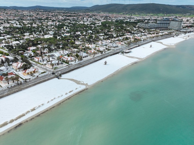 İzmir'in Çeşme ilçesinde Nisan ayında şaşırtan görüntü: Dolunun etkili olduğu yerde plajlar beyaza büründü - Resim: 40