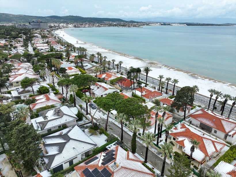 İzmir'in Çeşme ilçesinde Nisan ayında şaşırtan görüntü: Dolunun etkili olduğu yerde plajlar beyaza büründü - Resim: 42
