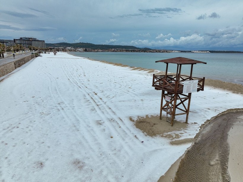 İzmir'in Çeşme ilçesinde Nisan ayında şaşırtan görüntü: Dolunun etkili olduğu yerde plajlar beyaza büründü - Resim: 43