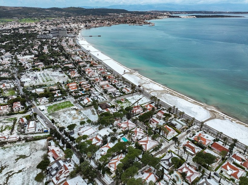 İzmir'in Çeşme ilçesinde Nisan ayında şaşırtan görüntü: Dolunun etkili olduğu yerde plajlar beyaza büründü - Resim: 45
