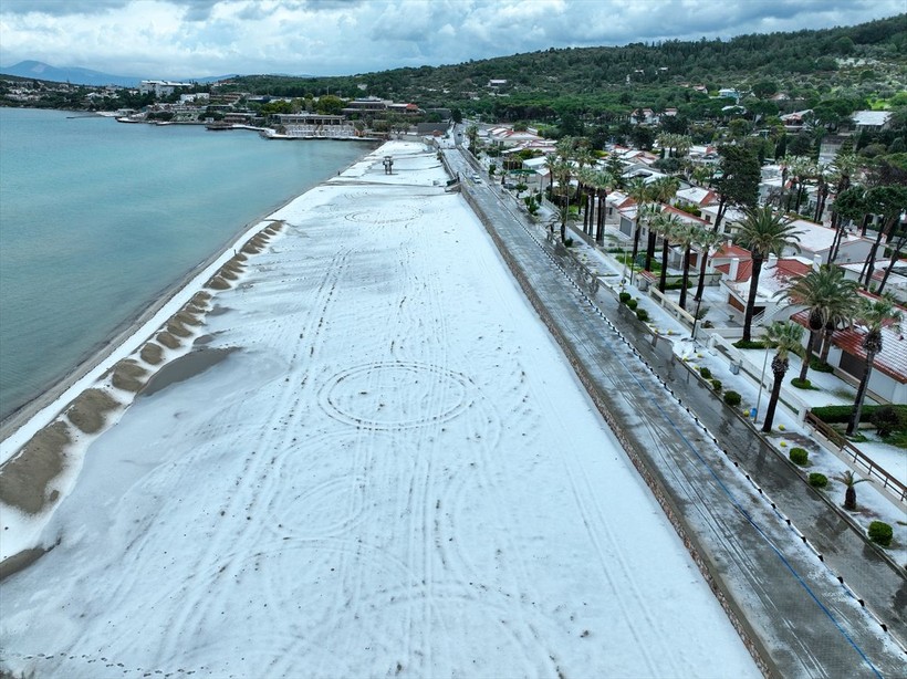 İzmir'in Çeşme ilçesinde Nisan ayında şaşırtan görüntü: Dolunun etkili olduğu yerde plajlar beyaza büründü - Resim: 47