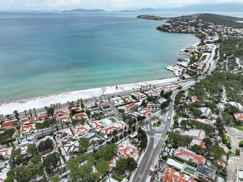 İzmir'in Çeşme ilçesinde Nisan ayında şaşırtan görüntü: Dolunun etkili olduğu yerde plajlar beyaza büründü - Resim: 48
