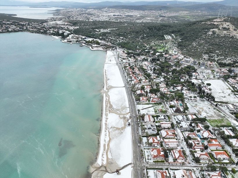 İzmir'in Çeşme ilçesinde Nisan ayında şaşırtan görüntü: Dolunun etkili olduğu yerde plajlar beyaza büründü - Resim: 49