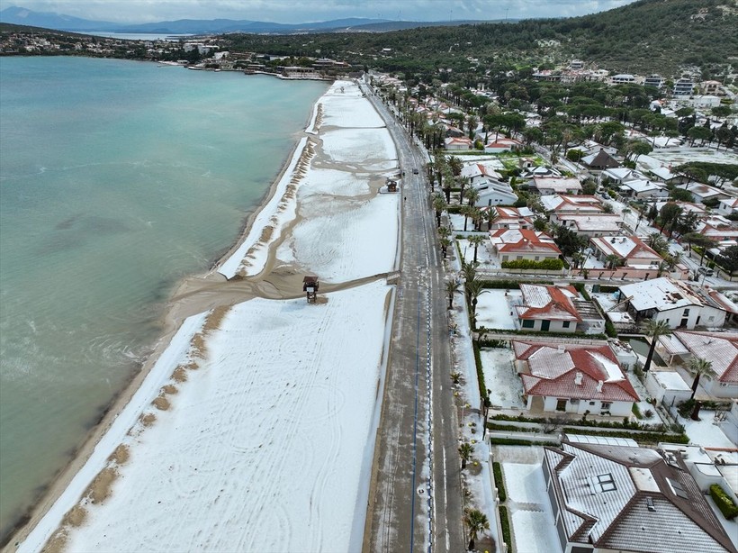 İzmir'in Çeşme ilçesinde Nisan ayında şaşırtan görüntü: Dolunun etkili olduğu yerde plajlar beyaza büründü - Resim: 50