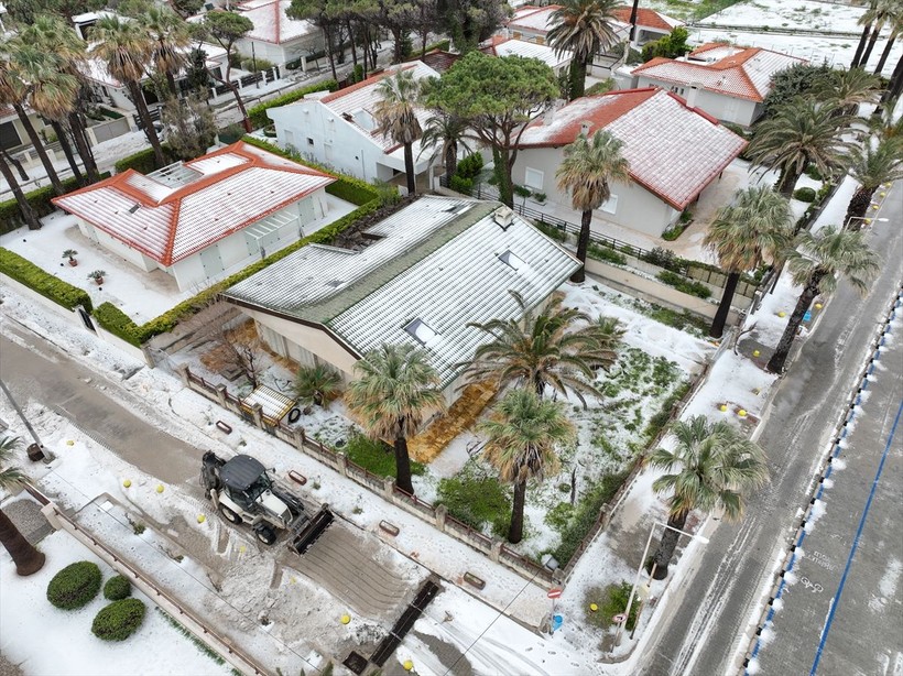 İzmir'in Çeşme ilçesinde Nisan ayında şaşırtan görüntü: Dolunun etkili olduğu yerde plajlar beyaza büründü - Resim: 53