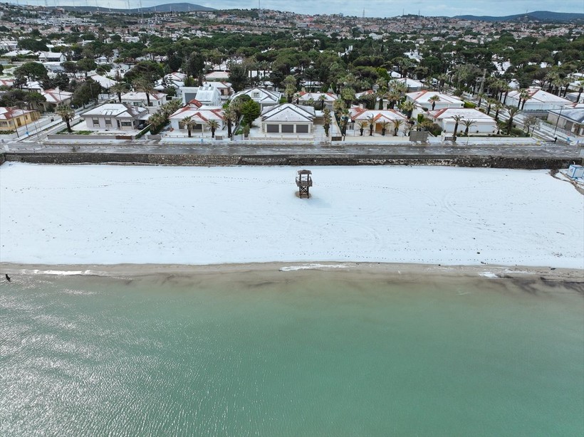 İzmir'in Çeşme ilçesinde Nisan ayında şaşırtan görüntü: Dolunun etkili olduğu yerde plajlar beyaza büründü - Resim: 54