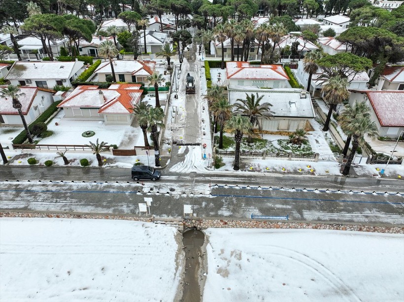 İzmir'in Çeşme ilçesinde Nisan ayında şaşırtan görüntü: Dolunun etkili olduğu yerde plajlar beyaza büründü - Resim: 56