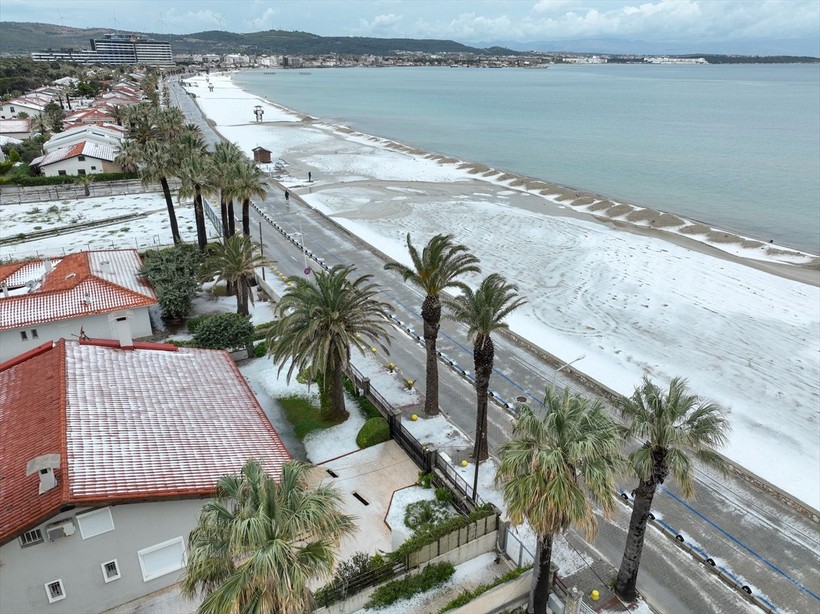 İzmir'in Çeşme ilçesinde Nisan ayında şaşırtan görüntü: Dolunun etkili olduğu yerde plajlar beyaza büründü - Resim: 57