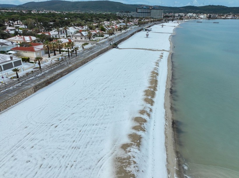 İzmir'in Çeşme ilçesinde Nisan ayında şaşırtan görüntü: Dolunun etkili olduğu yerde plajlar beyaza büründü - Resim: 58