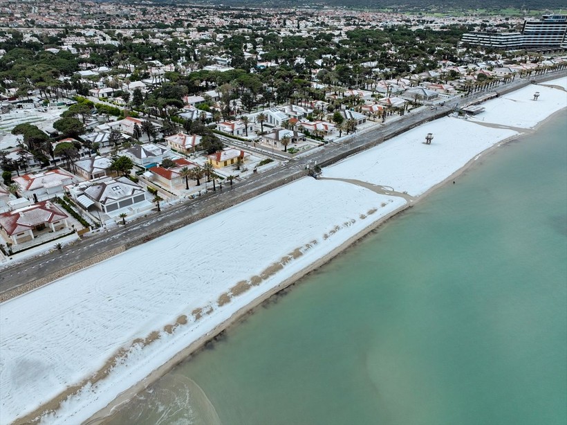 İzmir'in Çeşme ilçesinde Nisan ayında şaşırtan görüntü: Dolunun etkili olduğu yerde plajlar beyaza büründü - Resim: 59