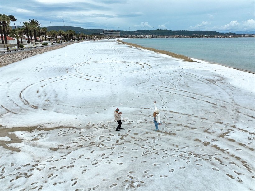 İzmir'in Çeşme ilçesinde Nisan ayında şaşırtan görüntü: Dolunun etkili olduğu yerde plajlar beyaza büründü - Resim: 60