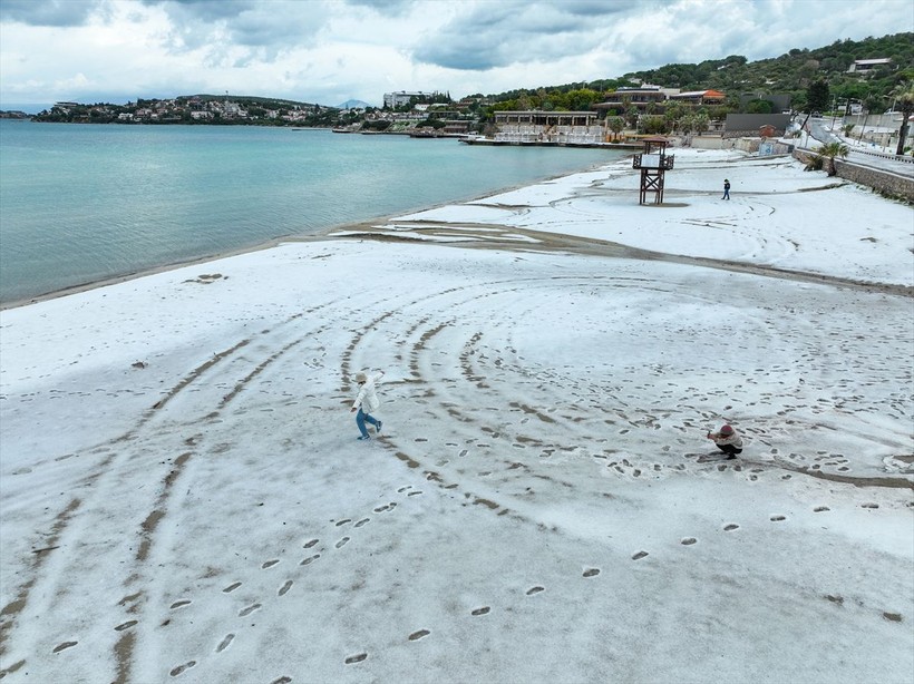 İzmir'in Çeşme ilçesinde Nisan ayında şaşırtan görüntü: Dolunun etkili olduğu yerde plajlar beyaza büründü - Resim: 62
