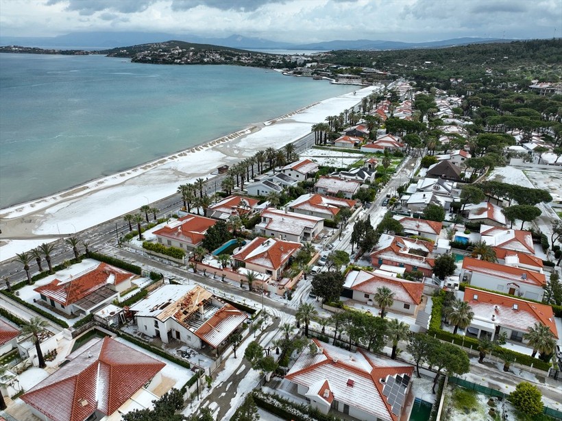 İzmir'in Çeşme ilçesinde Nisan ayında şaşırtan görüntü: Dolunun etkili olduğu yerde plajlar beyaza büründü - Resim: 63