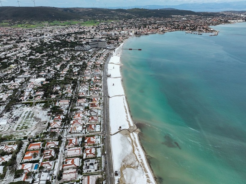 İzmir'in Çeşme ilçesinde Nisan ayında şaşırtan görüntü: Dolunun etkili olduğu yerde plajlar beyaza büründü - Resim: 64
