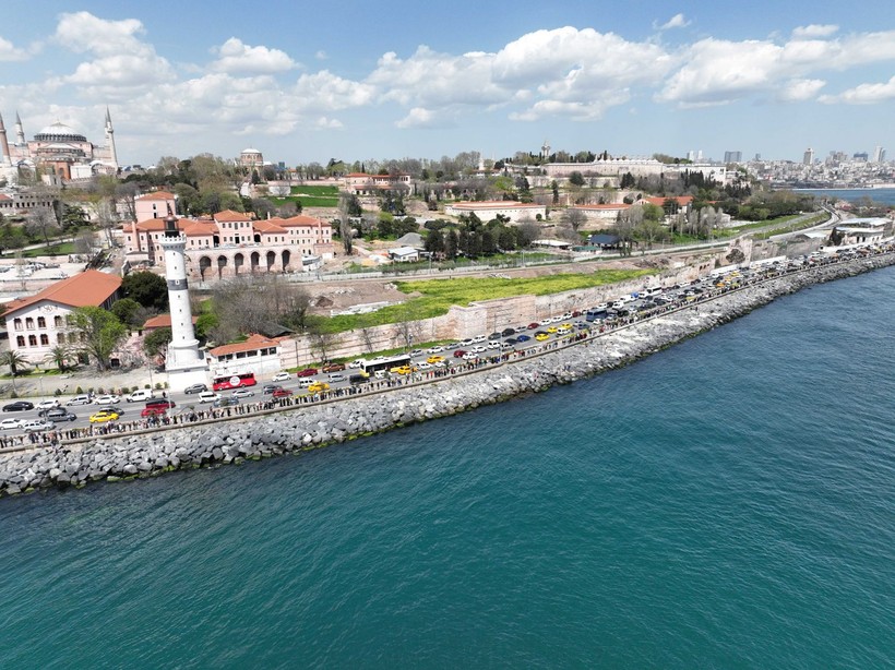 TCG Anadolu Gemisini ziyaret etmek isteyen vatandaşlar Sarayburnu'nda kilometrelerce kuyruk oluşturdu - Resim: 13