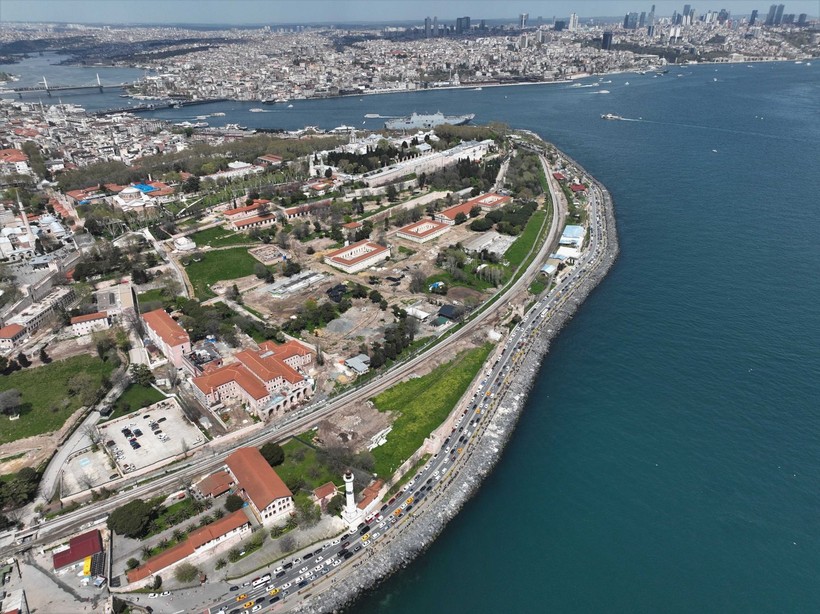 TCG Anadolu Gemisini ziyaret etmek isteyen vatandaşlar Sarayburnu'nda kilometrelerce kuyruk oluşturdu - Resim: 18