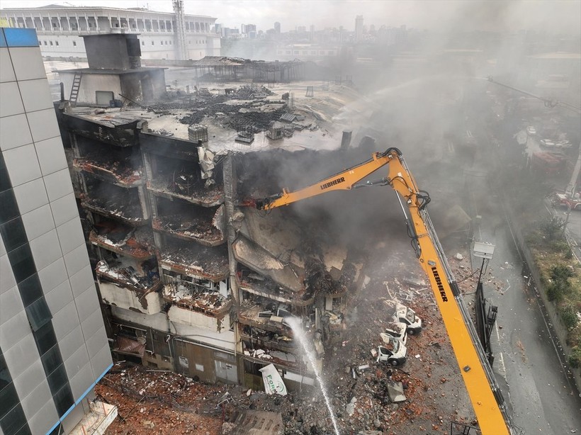 Başakşehir İkitelli'deki fabrika yangını 46. saatinde! Ulaşılamayan yerler için kontrollü yıkım başladı - Resim: 4