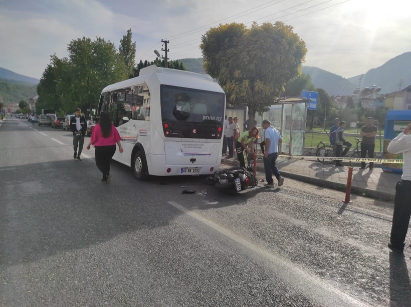 Muğla'da motosikletli sürücü, minibüse çarparak hayatını kaybetti - Resim : 3