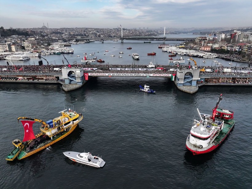 Dünya Galata Köprüsü'ndeki "Şehitlerimize Rahmet, Filistin'e Destek, İsrail'e Lanet" yürüyüşünü konuşuyor: Galata’da ne çok şey kaçırdınız - Resim: 16