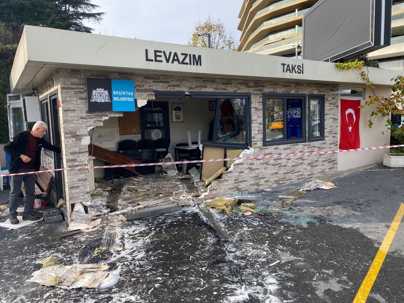 Beşiktaş'da korku dolu anlar! Otomobille taksi durağına adam ortalığı birbirine kattı - Resim: 7