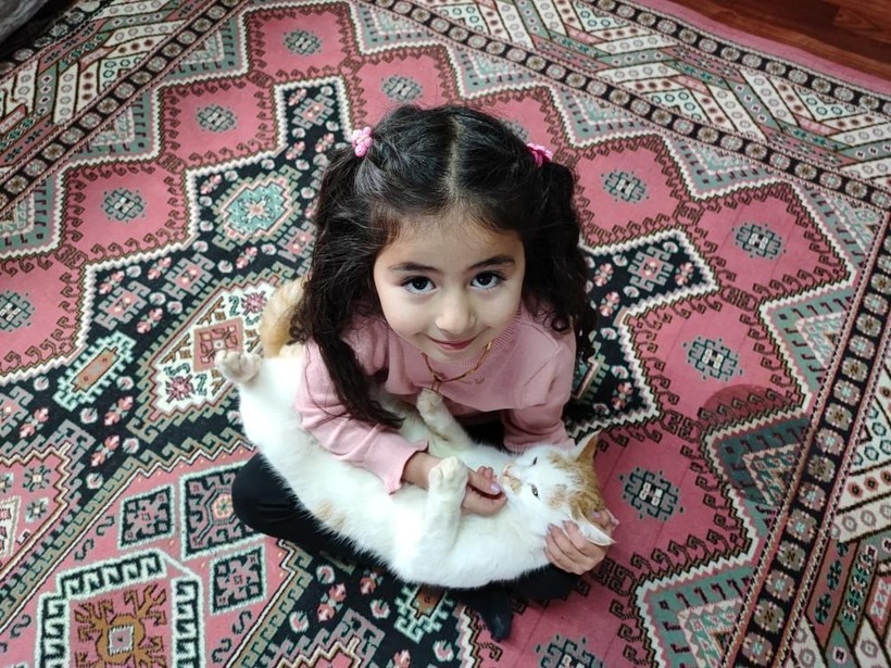 Sivaslı 5 yaşındaki Hira arıları çıplak elle avuçluyor, ata biniyor, süt sağıyor - Resim: 8