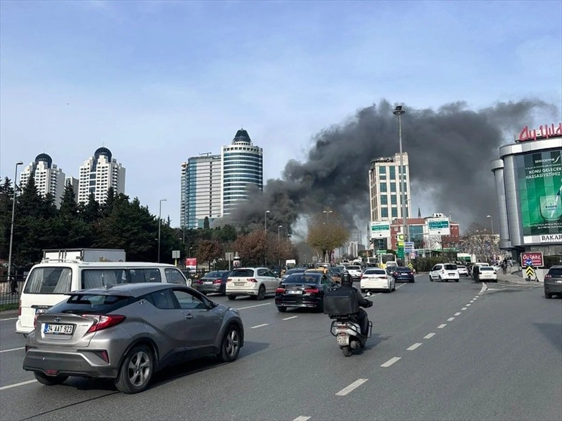 İstanbul Levent'te bulunan Metrocity AVM'deki yangın Anadolu Yakası'ndan da görüldü - Resim: 15