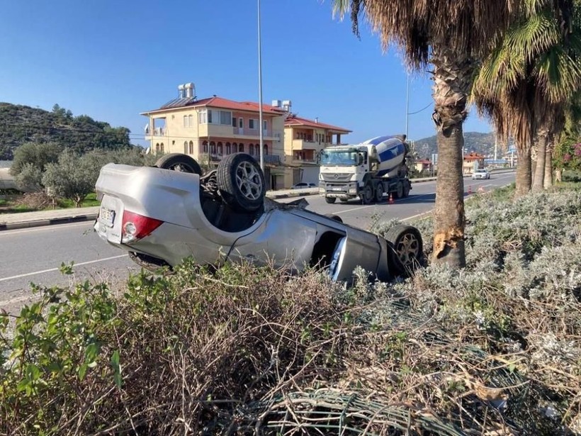Antalya'da küçük çaplı mucize! Takla atan araçtan burnu bile kanamadan çıktı - Resim: 3