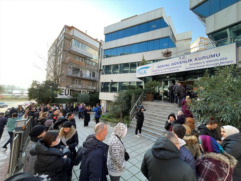 Cumhurbaşkanı Erdoğan'ın EYT müjdesi sonrası herkes SGK'ya koştu! Metrelerce kuyruk oluştu: Gün hesaplatmak için bekliyorlar - Resim: 10