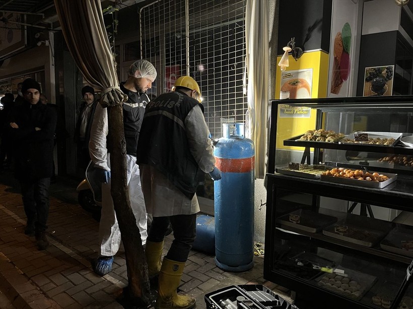Aydın Nazilli'deki patlamadan dram çıktı! 7 kişinin öldüğü olayda Emine Düztepe ve kızı İrem birbirlerine sarılı bulundular - Resim: 16