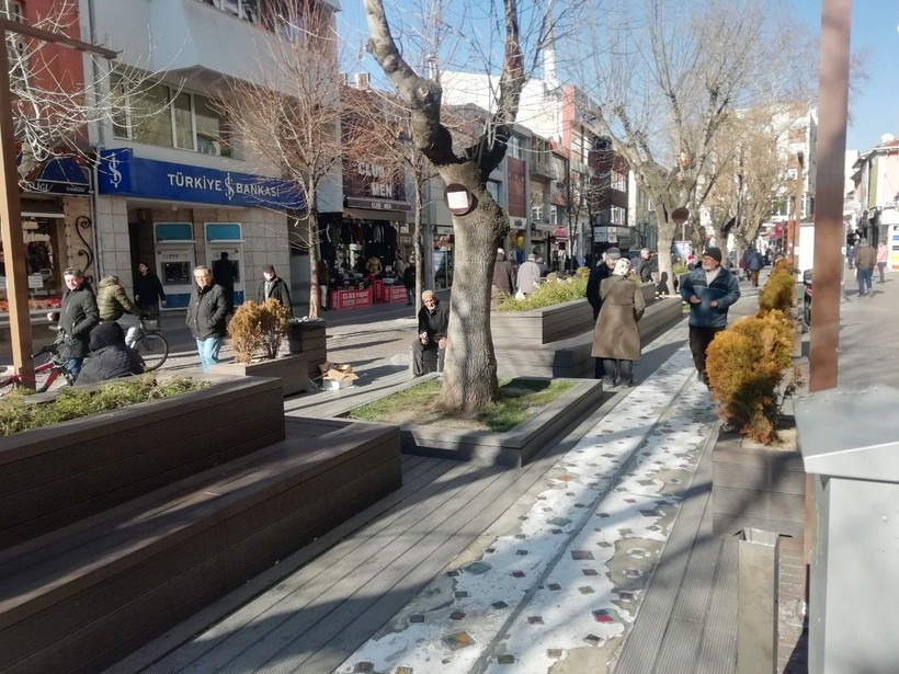 Yaz aylarını aratmayan havanın tadını çıkarmak isteyen Eskişehir halkı sokaklara döküldü - Resim: 1