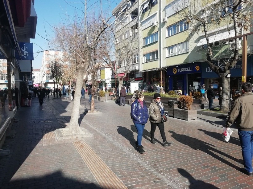 Yaz aylarını aratmayan havanın tadını çıkarmak isteyen Eskişehir halkı sokaklara döküldü - Resim: 4